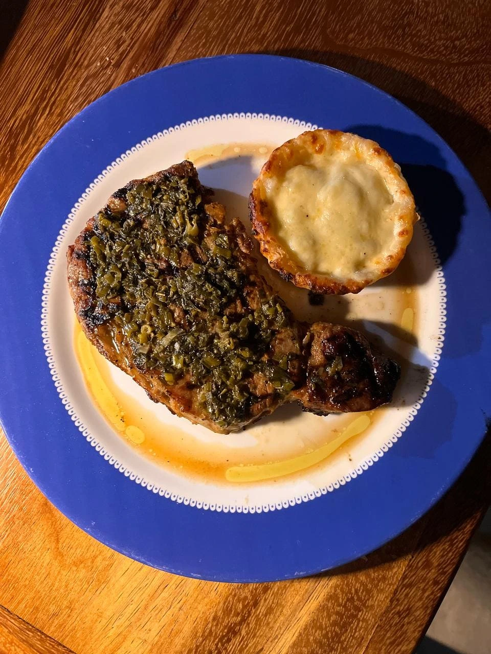 Rib Eye a la Parrilla con Salsa de Hierbas Finas